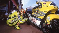 Dengan usia yang terus bertambah, Rossi mulai kesulitan di depan. Boleh jadi ini adalah momen terakhir rider 42 tahun itu naik podium, saat finis ketiga di MotoGP Andalusia tahun 2020 lalu. Getty Images/Michael Cooper