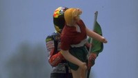 Tahun 1997 menjadi musim pertama Rossi merasakan jadi juara dunia, dengan berjaya di kelas 125cc. Ini salah satu perayaannya, usai race di Mugello. Getty Images/Michael Cooper