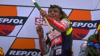 Dengan karismanya, The Doctor membuat perayaan kemenangan usai race jadi tidak biasa-biasa saja. Ini adalah selebrasinya di Donnington 1997, usai merangkai enam kemenangan beruntun dalam laju jadi kampiun musim itu. Ia naik ke kelas 250cc selepas musim ini. Getty Images/Michael Cooper