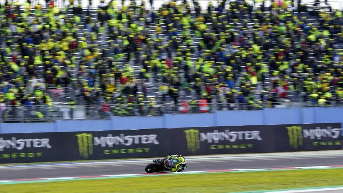 Italian rider Valentino Rossi of the Petronas Yamaha SRT waves his fans at the end of the MotoGP race of the Emilia Romagna Motorcycle Grand Prix at the Misano circuit in Misano Adriatico, Italy, Sunday, Oct. 24, 2021. (AP Photo/Antonio Calanni)