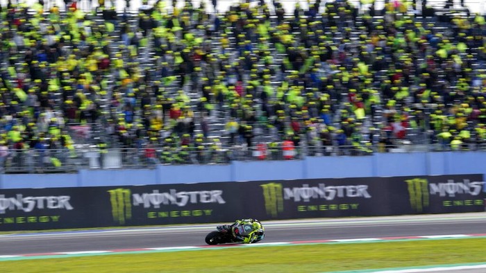 Valentino Rossi, Misano, MotoGP Emilia Romagna 2021 Italian rider Valentino Rossi of the Petronas Yamaha SRT waves his fans at the end of the MotoGP race of the Emilia Romagna Motorcycle Grand Prix at the Misano circuit in Misano Adriatico, Italy, Sunday, Oct. 24, 2021. (AP Photo/Antonio Calanni)