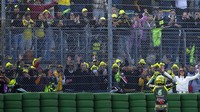 Begini salah satu momen salam perpisahan Rossi kepada publik di Misano. (Foto: AP/Antonio Calanni)