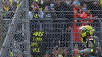 Rossi pun tak lupa mengapresiasi iringan perpisahan dari para fansnya di Misano. (Foto: AP/Antonio Calanni)