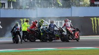 Usai race, masih di lintasan, sejumlah rider juga mengerumuni Rossi yang finis ke-10 pada momen istimewa tersebut. (Foto: Getty Images/Mirco Lazzari gp)