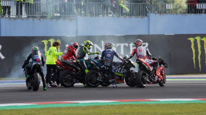 Valentino Rossi, Misano, MotoGP Emilia Romagna 2021 MISANO ADRIATICO, ITALY - OCTOBER 24: The MotoGP riders greet Valentino Rossi (center) of Italy and Petronas Yamaha SRT at the end of the MotoGP race during the MotoGP of Emilia Romagna - Race at Misano World Circuit on October 24, 2021 in Misano Adriatico, Italy. (Photo by Mirco Lazzari gp/Getty Images)