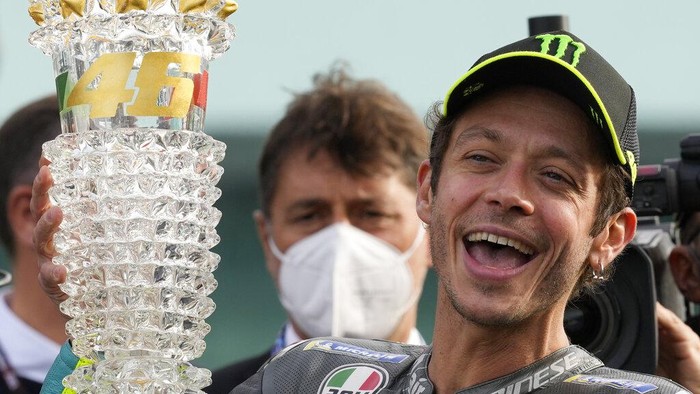 Valentino Rossi, Misano, MotoGP Emilia Romagna 2021 Italian rider Valentino Rossi of the Petronas Yamaha SRT waves his fans at the end of the MotoGP race of the Emilia Romagna Motorcycle Grand Prix at the Misano circuit in Misano Adriatico, Italy, Sunday, Oct. 24, 2021. (AP Photo/Antonio Calanni)