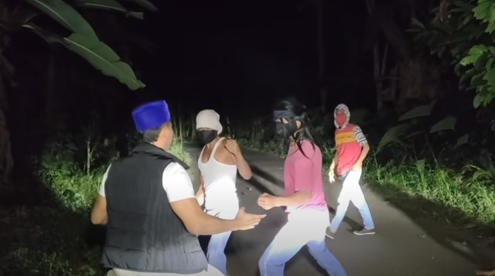 Video seorang Ustaz di Lampung bernama Nasihin dihadang sekelompok begal viral di media sosial. Diduga video itu rekayasa lantaran Nasihin membuat para pegal itu mental hingga kaku tak bisa bergerak.