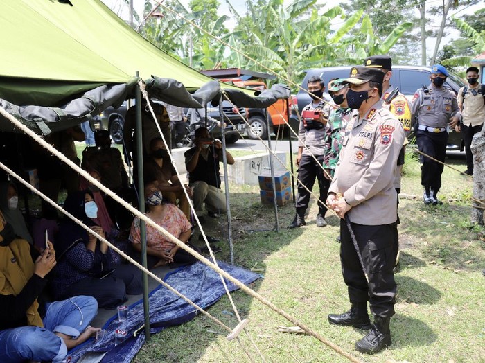 Warga memilih mengungsi di tenda daerah Rowobajul, Pojoksari, Ambarawa Kabupaten Semarang karena khawatir dengan gempa susulan, Senin (25/10/2021).