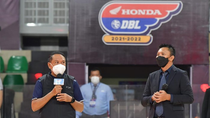 Menpora RI Zainudin Amali bersama bos Persebaya Surabya, Azrul Ananda, di Jakarta 24 Oktober 2021.