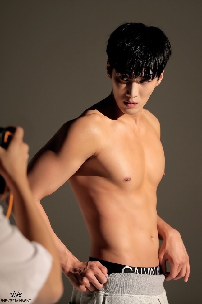 Brand ambassador Calvin Klein itu lebih dulu memamerkan otot perut dalam pemotretannya bersama THE STAR. Agensi Ahn Bo Hyun, FN Entertainment pun membagikan potret di balik layar. Foto: dok FN Entertainment