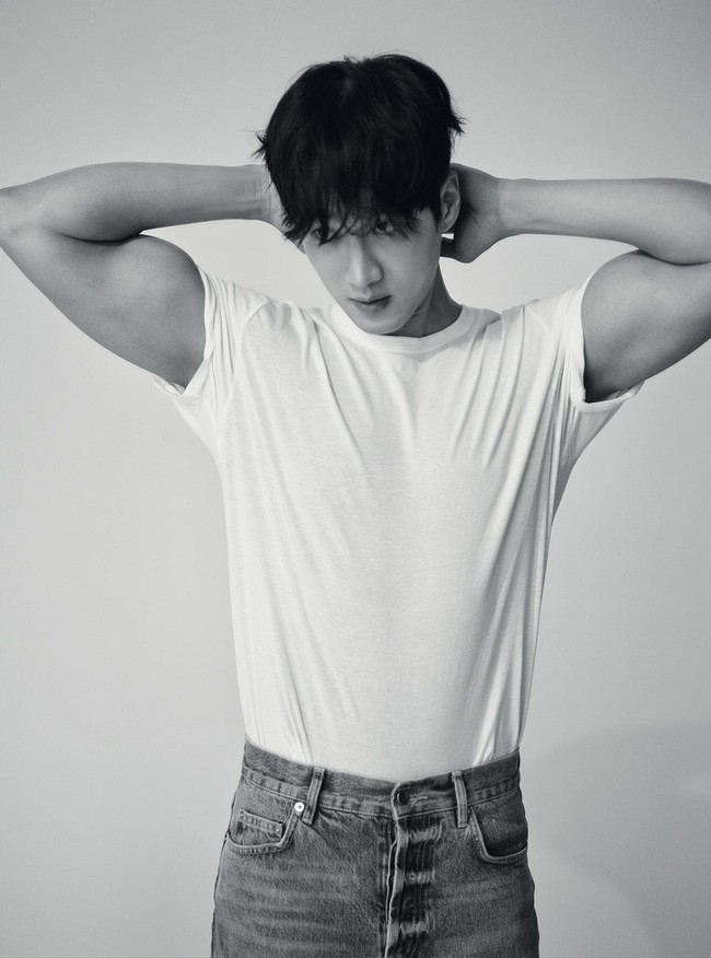 Walaupun hanya mengenakan kaus putih, aktor berumur 33 tahun itu memancarkan auranya dan membuat penggemar terpana. Foto: dok GQ Korea