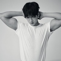 Walaupun hanya mengenakan kaus putih, aktor berumur 33 tahun itu memancarkan auranya dan membuat penggemar terpana. Foto: dok GQ Korea