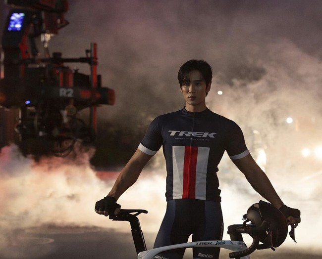 Sang aktor kerap membagikan potretnya bersepeda lewat akun Instagram @bohyunahn. Ia pun didapuk menjadi endorser brand Trek Bicycle Korea. Foto: dok Instagram bohyunahn
