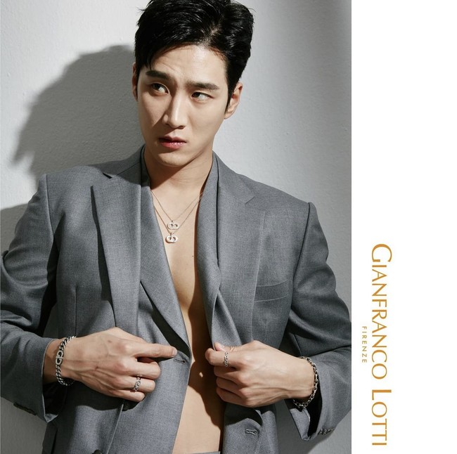 Lulusan Daekyeung University ini pun menjadi model brand perhiasan asal Italia, Gianfranco Lotti. Lagi-lagi, Ahn Bo Hyun tak mengenakan kaus dan memamerkan ototnya di balik blazer. Foto: dok Instagram gianfrancolotti.kr
