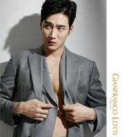 Lulusan Daekyeung University ini pun menjadi model brand perhiasan asal Italia, Gianfranco Lotti. Lagi-lagi, Ahn Bo Hyun tak mengenakan kaus dan memamerkan ototnya di balik blazer. Foto: dok Instagram gianfrancolotti.kr