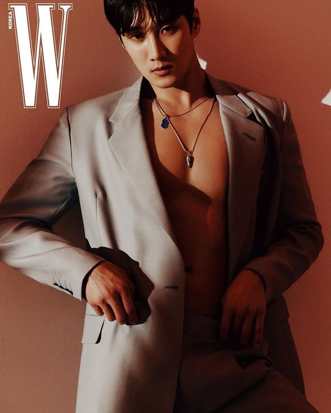 Bahkan dalam pemotretannya bersama W Korea pada 2020, Ahn Bo Hyun hanya menutupi ototnya dengan blazer. Foto: dok W Korea