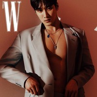 Bahkan dalam pemotretannya bersama W Korea pada 2020, Ahn Bo Hyun hanya menutupi ototnya dengan blazer. Foto: dok W Korea