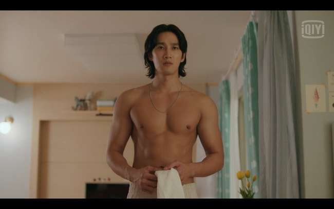 Ahn Bo Hyun dipasangkan dengan Kim Go Eun dalam drama Korea Yumi’s Cells. Dalam episode 11, sang aktor tampil shirtless dan membuat penonton heboh di jagat Twitter. Foto: dok iQiyi