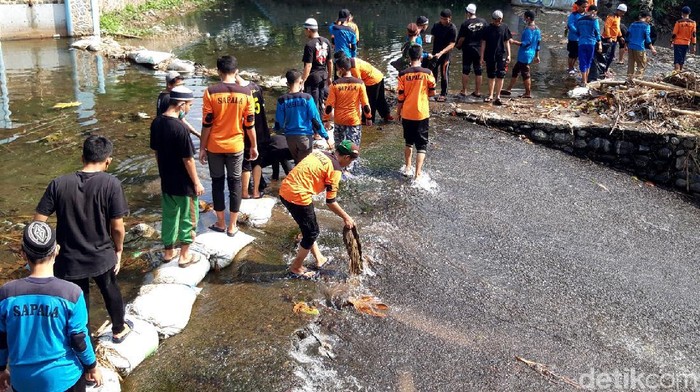 Aksi Santri di Boyolali Bersih-bersih Sampah di Sungai Puluhan santri Ponpes Daarul Fath gelar aksi bersih-bersih sungai. Dalam aksi tersebut mereka menyusuri sungai untuk mengambil sampah yang berserakan di sana.