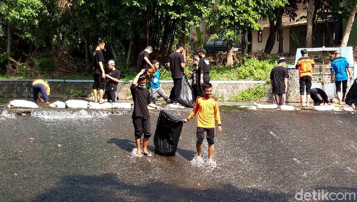 Puluhan santri Ponpes Daarul Fath gelar aksi bersih-bersih sungai. Dalam aksi tersebut mereka menyusuri sungai untuk mengambil sampah yang berserakan di sana.