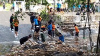Puluhan santri Pondok Pesantren (Ponpes) Daarul Fath bersama Komunitas Peduli Sungai Pengging melakukan bersih – bersih sungai di Pengging, Kecamatan Banyudono, Kabupaten Boyolali, bertajuk santri goes to river, Selasa (26/10/2021).