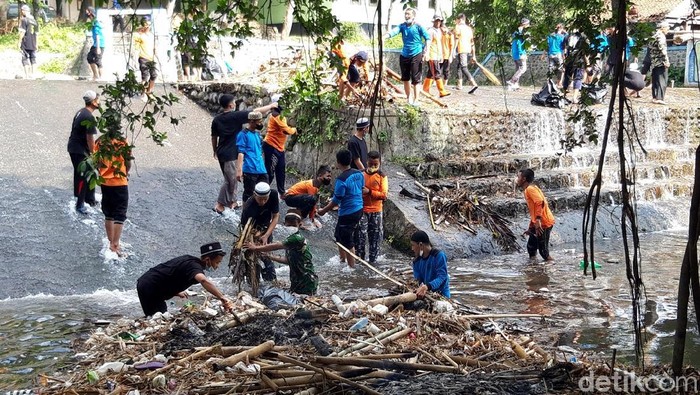 Puluhan santri Ponpes Daarul Fath gelar aksi bersih-bersih sungai. Dalam aksi tersebut mereka menyusuri sungai untuk mengambil sampah yang berserakan di sana.