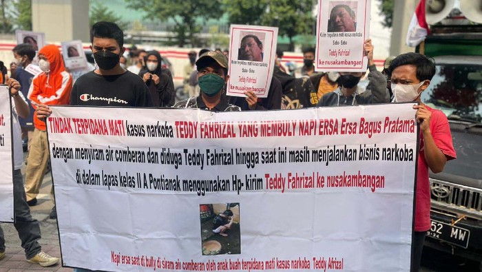 Aliansi Masyarakat Sadar Hukum gelar demo di Kemenkumham, Jakarta. Mereka meminta Kemenkum HAM mengusut kasus bullying di Lapas Pontianak.