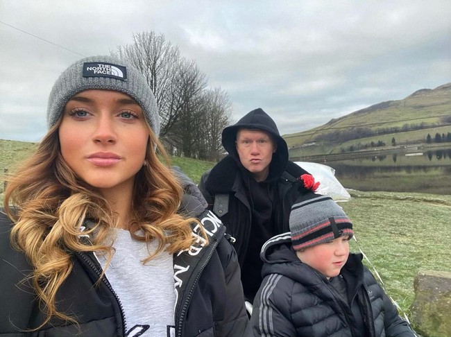 Meski sudah tidak aktif bermain bola Paul Scholes masih sering diperbincangkan karena berbagai opininya, termasuk prediksi tentang laga MU dibantai Liverpool. Anak Paul yang cantik pun juga sering ikut mencuri atensi. Foto: Instagram @paulscholesaaa