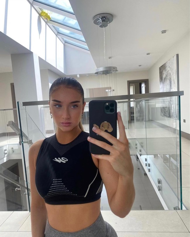 Alicia sendiri juga terjun ke dunia olahraga seperti ayahnya. Ia dikabarkan baru saja tergabung dengan tim bola jaring London Pulse. Foto: Instagram @alicia.scholesx