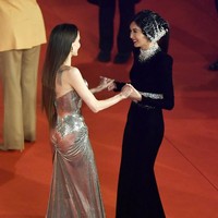 Terlihat sempurna, namun ternyata mata jeli netizen melihat ada yang aneh dari rambut Angelina Jolie. Fans istri Brad Pitt itu merasa hair extension yang diaplikasikan ke rambut asli Jolie dipasang asal-asalan. Foto: Getty Images