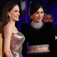 Para fans pun meluapkan kekecewaan mereka di media sosial. Bagaimana bisa Anda membiarkan Angelina Jolie berjalan di karpet merah seperti ini. Sesorang harus dipecat hari ini, tulis seorang netizen. Foto: Getty Images