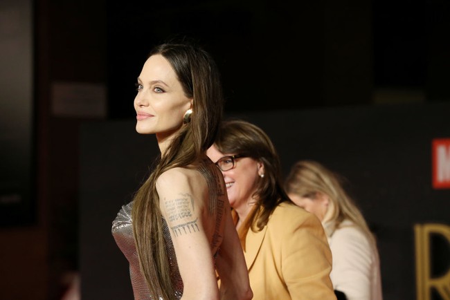 Terlepas dari penampilan rambutnya yang kurang paripurna, Angelina Jolie tetap menikmati momen promosi Eternals di Rome Film Festival 2021. Dalam film produksi Marvel itu, Jolie berperan sebagai prajurit elit Eternal yang bisa menggunakan berbagai senjata. Foto: Getty Images