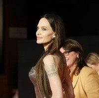Terlepas dari penampilan rambutnya yang kurang paripurna, Angelina Jolie tetap menikmati momen promosi Eternals di Rome Film Festival 2021. Dalam film produksi Marvel itu, Jolie berperan sebagai prajurit elit Eternal yang bisa menggunakan berbagai senjata. Foto: Getty Images