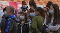 Diketahui, pemerintah pusat di Beijing pada Juni lalu telah menyetujui dua vaksin yakni Sinopharm dari Institut Produk Biologi Beijing dan Sinovac untuk anak-anak usia 3-17 tahun. Tetapi nyatanya hingga saat ini hanya memvaksinasi mereka yang berusia 12 tahun ke atas. Kemudian pada Agustus, regulator menyetujui penggunaan vaksin Sinopharm dari Institut Produk Biologi Wuhan. Namun, tidak semua orang tua yakin terhadap vaksin untuk anak-anak. Sementara orang tua lainnya mengatakan mereka tidak khawatir, mengingat banyak orang yang sudah mendapatkan suntikan. AP Photo/Andy Wong.