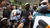 Ayu Ting Ting datang ditemani kuasa hukumnya, Minola Sebayang. Foto: Palevi