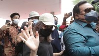 Akun tersebut akan dilaporkan Ayu Ting Ting dengan dugaan pencemaran nama baik. Foto: Palevi