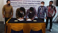 Bank Mandiri terus berkomitmen untuk mendorong percepatan pemulihan ekonomi khususnya pada segmen Usaha Kecil dan Menengah (UKM). Kali ini, Bank Mandiri menyiapkan fasilitas kredit talangan kepada pelaku UKM yang menjadi supplier/vendor PT Bumi Pangan Utama untuk membiayai operasional dan memenuhi belanja modal.