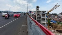 Saat ini masih ada warga yang menolak pembangunan rumah deret ini, meski jumlahnya tidak banyak.