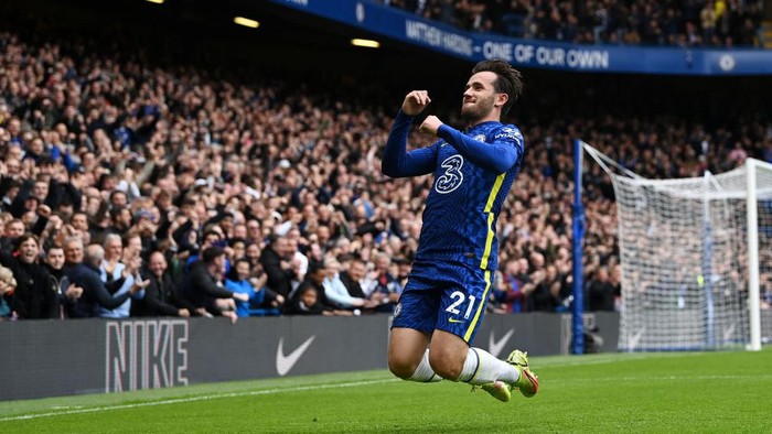 LONDON, ENGLAND - OCTOBER 23: Ben Chilwell of Chelsea celebrates after scoring their sides fourth goal during the Premier League match between Chelsea and Norwich City at Stamford Bridge on October 23, 2021 in London, England. (Photo by Shaun Botterill/Getty Images)