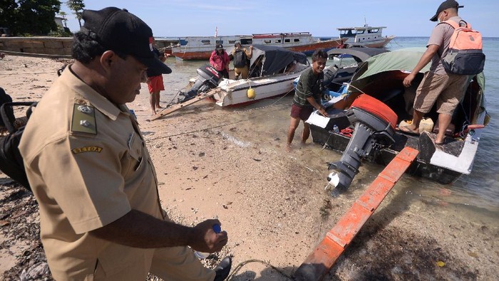 Bukan di Daratan, Taksi di Kepulauan Talaud Membelah Perairan Bila biasanya taksi ditemukan di daratan, maka di Kepulauan Talaud taksi justru wara-wiri di lautan. Taksi air ini pun jadi transportasi andalan warga di sana.