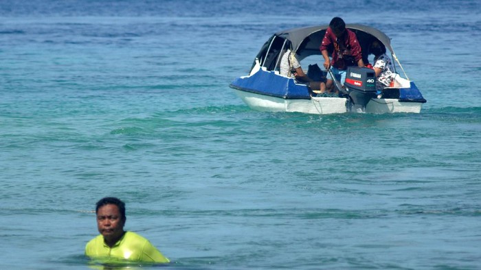Bila biasanya taksi ditemukan di daratan, maka di Kepulauan Talaud taksi justru wara-wiri di lautan. Taksi air ini pun jadi transportasi andalan warga di sana.