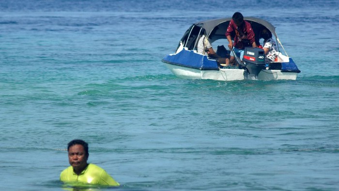 Bukan di Daratan, Taksi di Kepulauan Talaud Membelah Perairan Bila biasanya taksi ditemukan di daratan, maka di Kepulauan Talaud taksi justru wara-wiri di lautan. Taksi air ini pun jadi transportasi andalan warga di sana.