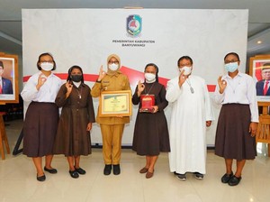 Bupati Ipuk Apresiasi Suster Katolik Juara Nasional Penyuluh Moderasi Beragama