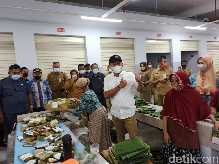 Pemkab Ponorogo bersama anggota Komisi B DPRD sidak Pasar Legi. Sebab, pedagang mengeluhkan sepinya pembeli meski pasar sudah dibuka untuk umum.
