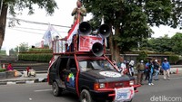 Pantauan detikcom, Selasa (26/10/2021), aksi ini digelar dengan menutup Jalan Diponegoro atau akses jalan yang berada di depan Kantor Gubernur Jawa Barat Ridwan Kamil.