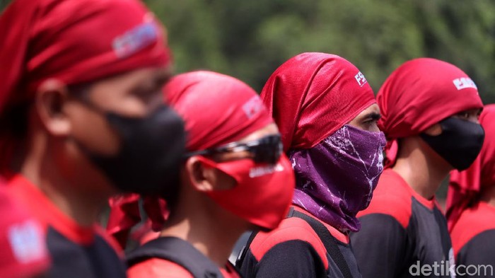Sejumlah buruh yang tergabung dalam berbagai organisasi gelar aksi unjuk rasa di depan Gedung Sate, Bandung. Aksi digelar untuk kawal pembahasan UMP Jabar.