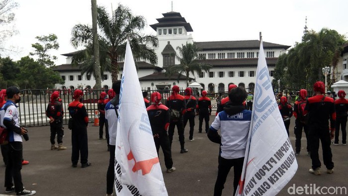 Buruh di Bandung Ramai-ramai Datangi Gedung Sate, Ada Apa? Sejumlah buruh yang tergabung dalam berbagai organisasi gelar aksi unjuk rasa di depan Gedung Sate, Bandung. Aksi digelar untuk kawal pembahasan UMP Jabar.