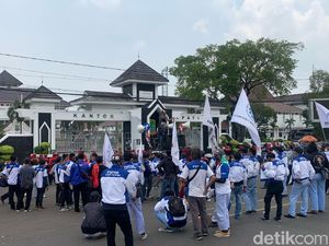 Massa Buruh di Karawang Tuntut UMK 2022 Naik 10 Persen