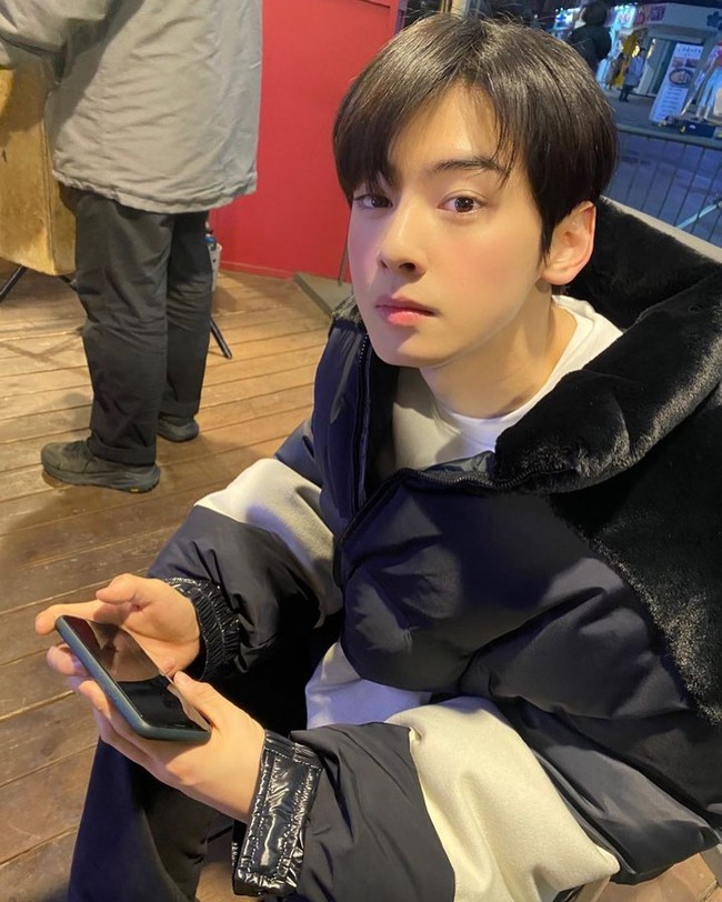 Visual grup ASTRO, Cha Eun Woo menempati urutan kedua raja visual KPop versi Forbes Korea. Ia dijuluki ‘Face Genius’ karena memiliki simetri dan fitur wajah yang sempurna. Foto: Instagram @eunwo.o_c