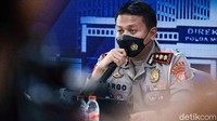 Kepada polisi, ia menyebut mobil yang berpelat B 139 RFS itu hanya dilapisi stiker skotlet sehingga berwarna hitam dari yang semestinya putih.